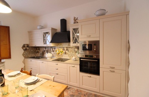 Le Piazze Villa | Private Villa with WIFI, A/C, private pool, TV, balcony, pets allowed, parking, close to Cortona