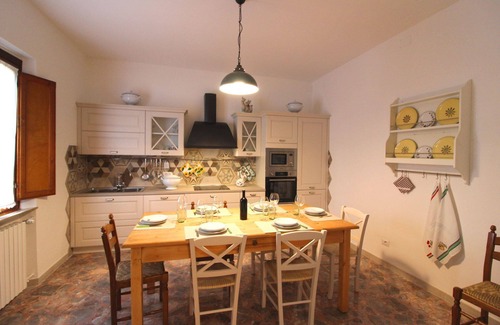 Le Piazze Villa | Private Villa with WIFI, A/C, private pool, TV, balcony, pets allowed, parking, close to Cortona