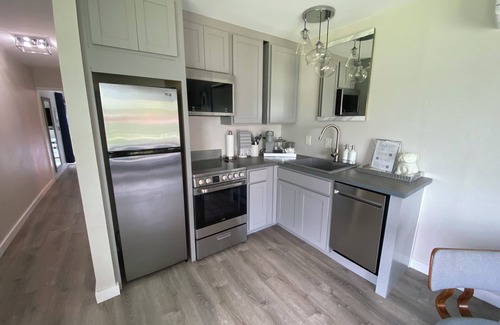 Clermont Cottage | Private Lakefront Cottage – Bright, Peaceful, and Perfect for a Relaxing Escape.