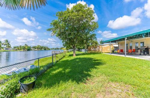 Pembroke Pines House | Private Lakefront Home in Miami/Pembroke