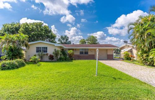 Pembroke Pines House | Private Lakefront Home in Miami/Pembroke