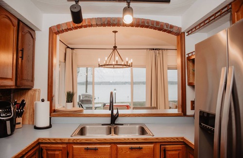 Auburn Cottage | Private Lakefront Rare 2+ Acre Lot Sleeps 8
