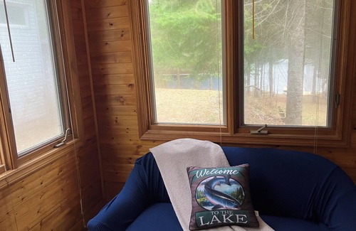Madawaska Valley Cottage | Private lakehouse oasis awaits -Family & Pet Friendly-Barry's Bay