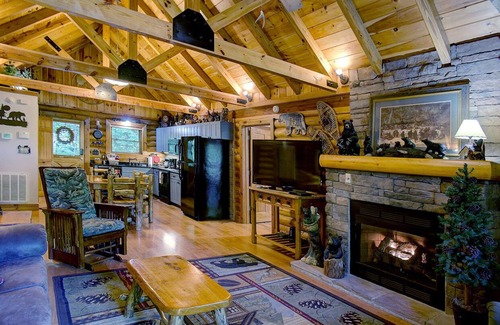 Sevierville Cabin | PRIVATE LOG CABIN on 8 secluded acres with easy access to it ALL 2 King Suites