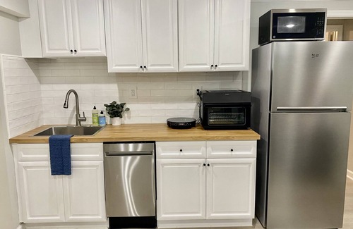 Fairfax House | Private Lower Level Apartment w/Separate Entrance I 30 Day Minimum