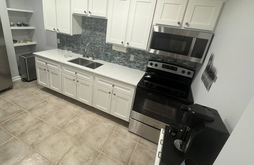 Savannah House | Private Lower Level of Home - Located Between Savannah Historic District & Tybee