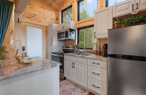 Campton Cabin | Private Lux Getaway/Hot-Tub/Net Loft - Birdhouse Deluxe