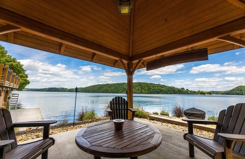 Ingles Cabin | Private, Luxurious, Lakefront Home 4BS12