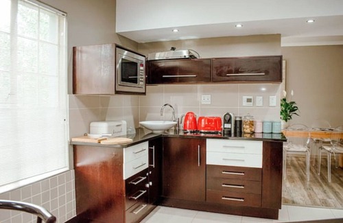 Bloemfontein Villa | Private luxurious 3 bedroom complete house