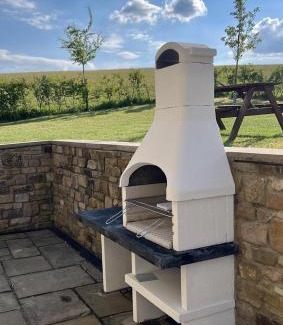 Airton House | PRIVATE LUXURY Barn Stay with Hot Tub and OUTDOOR ENTERTAINMENT, YORKSHIRE DALES SLEEPS 10!