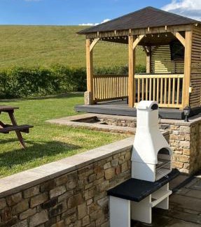 Airton House | PRIVATE LUXURY Barn Stay with Hot Tub and OUTDOOR ENTERTAINMENT, YORKSHIRE DALES SLEEPS 10!
