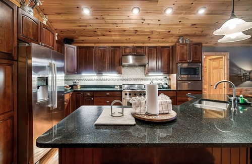 Sevierville Cabin | Private Luxury Cabin 4BD/4BA, Games, Firepit, HotTub, WOW Views, 5min to Parkway