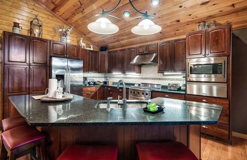 Sevierville Cabin | Private Luxury Cabin 4BD/4BA, Games, Firepit, HotTub, WOW Views, 5min to Parkway