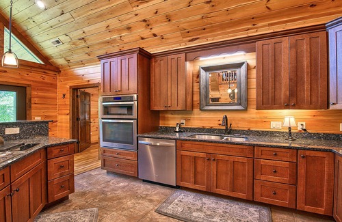 Cherokee Cabin | Private Luxury Cabin, Hot Tub, Fireplaces, Perfect for a large family!