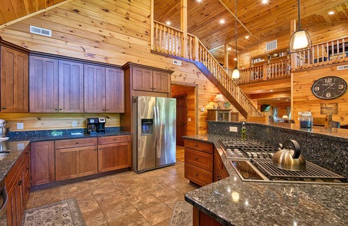 Cherokee Cabin | Private Luxury Cabin, Hot Tub, Fireplaces, Perfect for a large family!