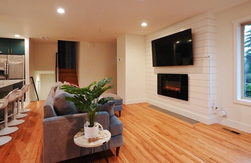 Westgate House | Private luxury home with modern finishes and walkable distance to downtown Edmonds
