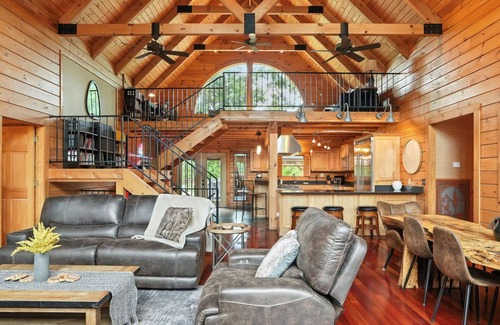 Ashland City Cabin | Private luxury lodge just minutes from downtown Nashville