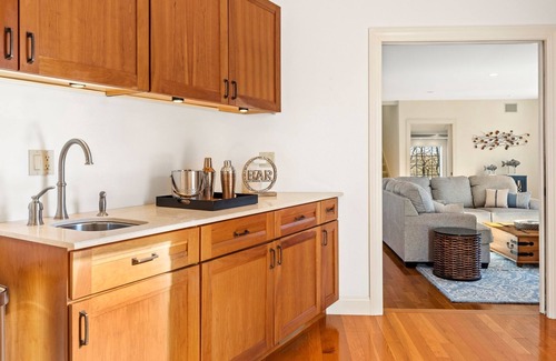 West Mystic House | Private Luxury Retreat <1 Mile to Downtown - Near Seaport & Aquarium - 5000sqft