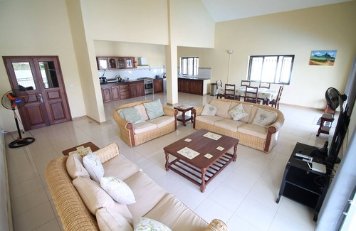 Pereybere Villa | Private luxury villa with pool, spacious tropical gardens in quiet location.
