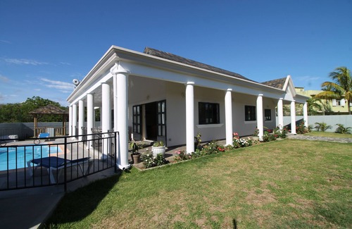 Pereybere Villa | Private luxury villa with pool, spacious tropical gardens in quiet location.