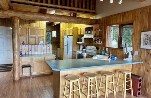 Ashton Creek House | Private Mabel Lake Cottage! Lake activities, golf, hiking, pickleball and more!