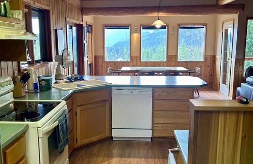 Ashton Creek House | Private Mabel Lake Cottage! Lake activities, golf, hiking, pickleball and more!