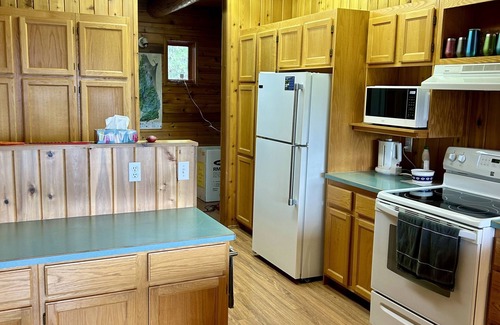 Ashton Creek House | Private Mabel Lake Cottage! Lake activities, golf, hiking, pickleball and more!