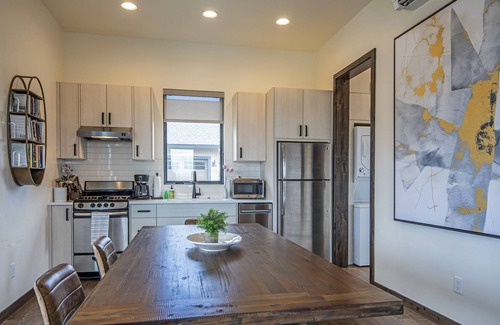 Powell Butte House | Private Modern Cabin Walking Distance to Resort and Amenities (New Construction)