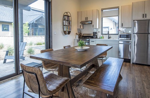 Powell Butte House | Private Modern Cabin Walking Distance to Resort and Amenities (New Construction)