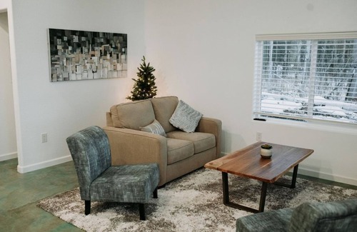 Wasilla Ski Chalet | Private, modern escape right in town. Glacier Chalet Guest House.