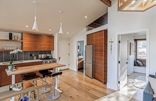 Bend Cabin | Private modern mid century cabin, mountain views, hot tub, 15 minutes to bend!