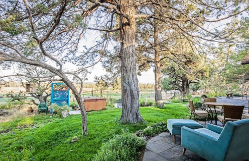 Bend Cabin | Private modern mid century cabin, mountain views, hot tub, 15 minutes to bend!