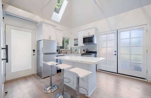 Mid City Apartment | Private modern studio in the heart of LA.nFully equipped w/full kitchen, W/Dn