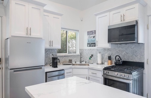 Mid City Apartment | Private modern studio in the heart of LA.nFully equipped w/full kitchen, W/Dn