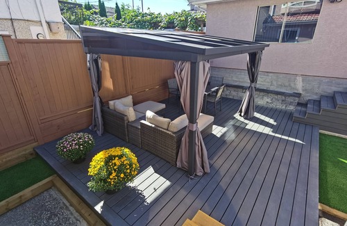 Renfrew-Collingwood House | Private Modern Suite - Central Location