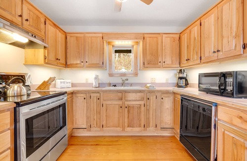 Banner Elk House | Private mountain home with amazing views, firepit & hot tub - near ski slopes