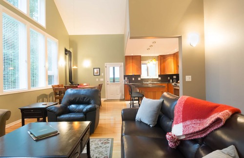 Warnick House | Private Mountain Home w/EV Charger and fireplace!