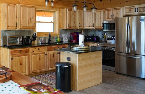 Mount Airy Cabin | Private Mountain Lodge 5 Masters, Large Cabin Mt. Airy, NC