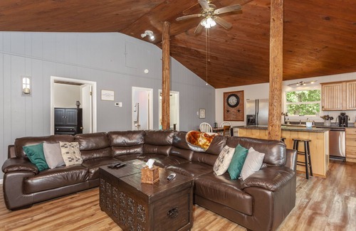 Stanley Cabin | Private Mountaintop Cabin w/Views! (Pet Friendly)