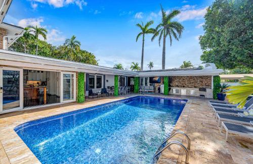 Harbor Beach House | Private neighborhood Heated Pool Lush Surroundings Harbor Key RESlDENCES