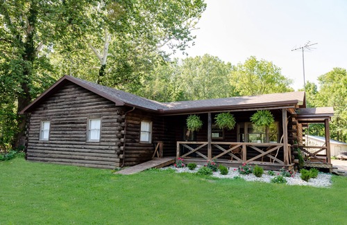 Archbold Cabin | Private newly remodeled cabin on 10 acres next to the tiffin river