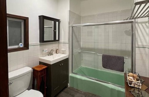 Communipaw Apartment | Private oasis just outside NYC