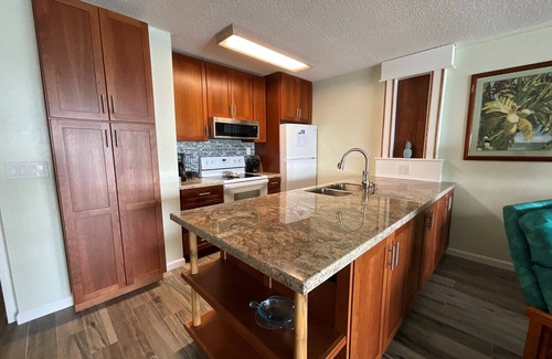 Kailua-Kona Condo | Private Oceanfront Top Floor Condo - Kona Reef D34