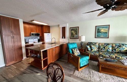 Kailua-Kona Condo | Private Oceanfront Top Floor Condo - Kona Reef D34