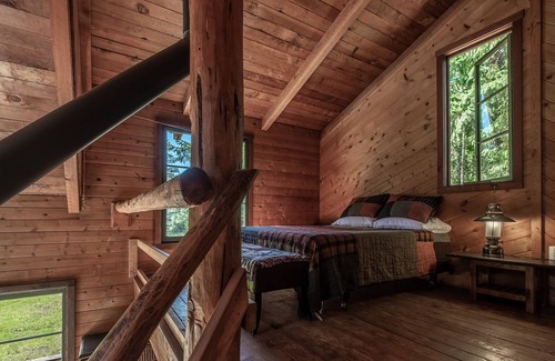 Smith River Cabin | Private Off Grid cabin on North Fork of Smith River - WiFi - Pet Friendly