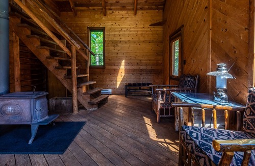 Smith River Cabin | Private Off Grid cabin on North Fork of Smith River - WiFi - Pet Friendly