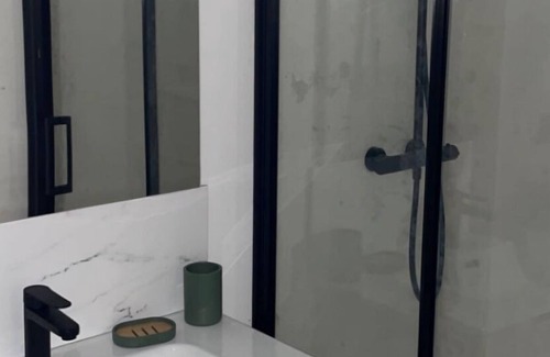 Decines-Charpieu Bed & Breakfast | Private outbuilding near groupama stadium and LDLC arena