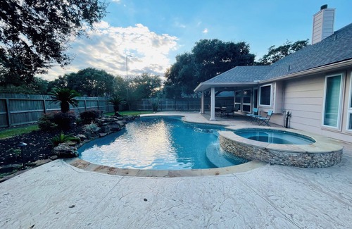 Barker House | Private Outdoor Spa/Pool 5 Bedrooms Resident Home