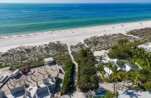 Holmes Beach House | Private Palms
