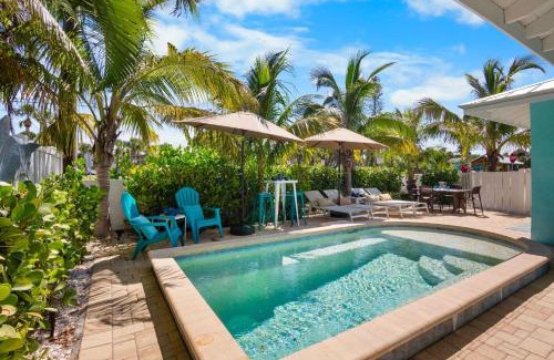 Holmes Beach House | Private Palms